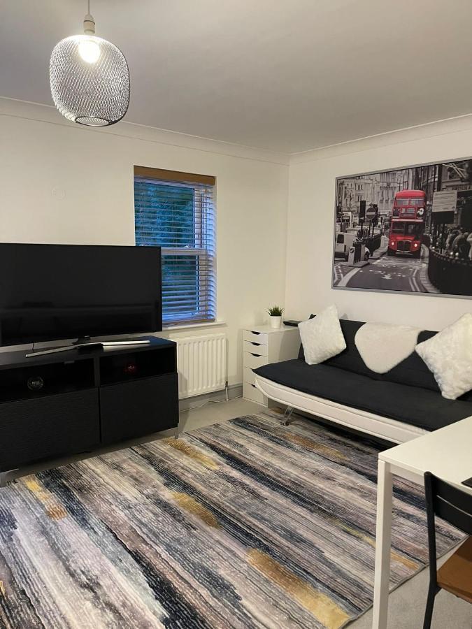 Stunning Studio Flat - Free Parking - 3 Min From Sutton Station Lejlighed Eksteriør billede