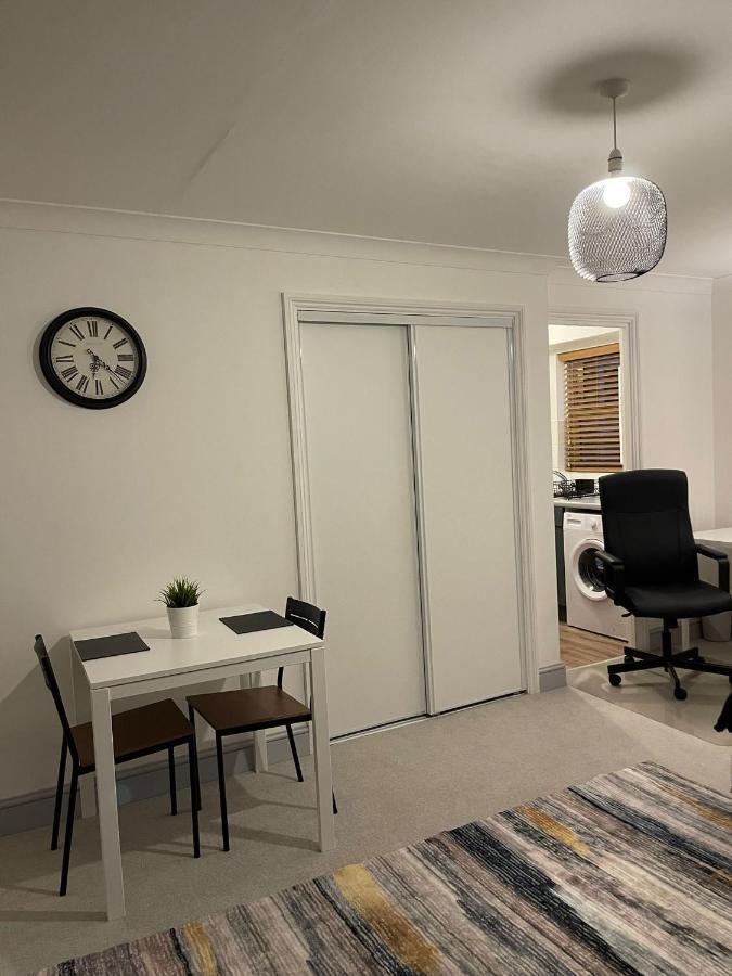Stunning Studio Flat - Free Parking - 3 Min From Sutton Station Lejlighed Eksteriør billede
