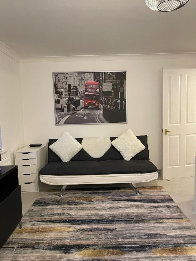 Stunning Studio Flat - Free Parking - 3 Min From Sutton Station Lejlighed Eksteriør billede