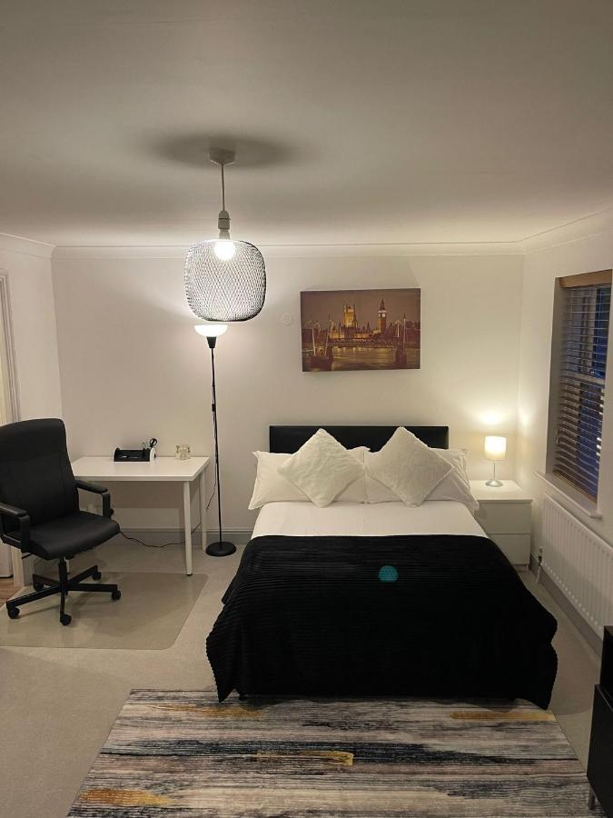 Stunning Studio Flat - Free Parking - 3 Min From Sutton Station Lejlighed Eksteriør billede